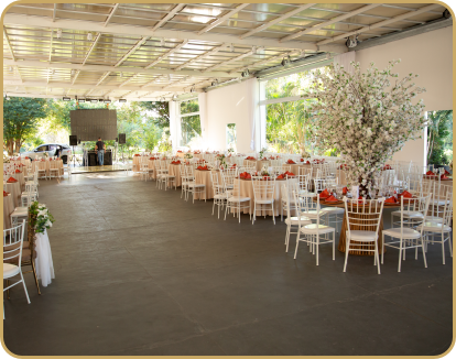 Ambiente interno do espaço de eventos A&G decorado com mesas em Jacareí SP, espaço sofisticado para casamentos, formaturas e eventos corporativos.