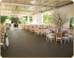 Ambiente interno do espaço de eventos A&G decorado com mesas em Jacareí SP, espaço sofisticado para casamentos, formaturas e eventos corporativos.